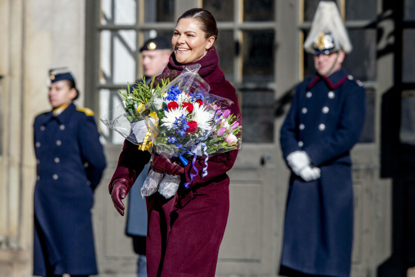 Så här såg det ut sist Victoria firade sin namnsdag på borggården. I dag har Sverige 18 flaggdagar och sex av dem är kungliga. Kronprinsessan Victoria namnsdag 2019