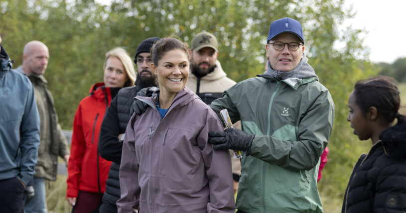 Kronprinsessan Victoria och prins Daniel vandrar runt i skogen under Allemansrättens dag den 20 september. Kronprinsessan Victoria och prins Daniel