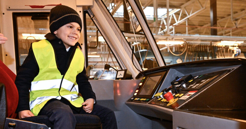 Prins Oscar, 6, intog förarkupén direkt.