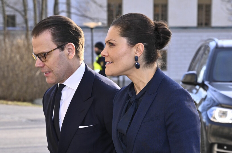 Full kunglig uppslutning, och Victoria och Daniel matchade varandra i marinblått. Kronprinsessan Victoria och prins Daniel vid Förintelsens minnesdag 2023 i Eric Ericssonhallen i Stockholm