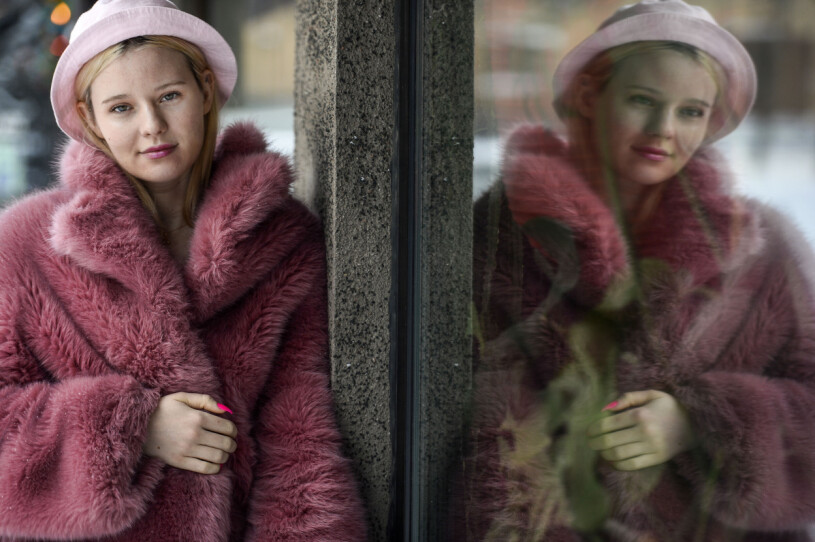 Arvida Byström tvingades "sätta på sig ett par jeans" innan hon gick ut på Guldbaggegalans röda matta. Konstnären Arvida Byström är en av redaktörerna till boken "Pics or it didn't happen - bilder som bannlysts från Instagram".