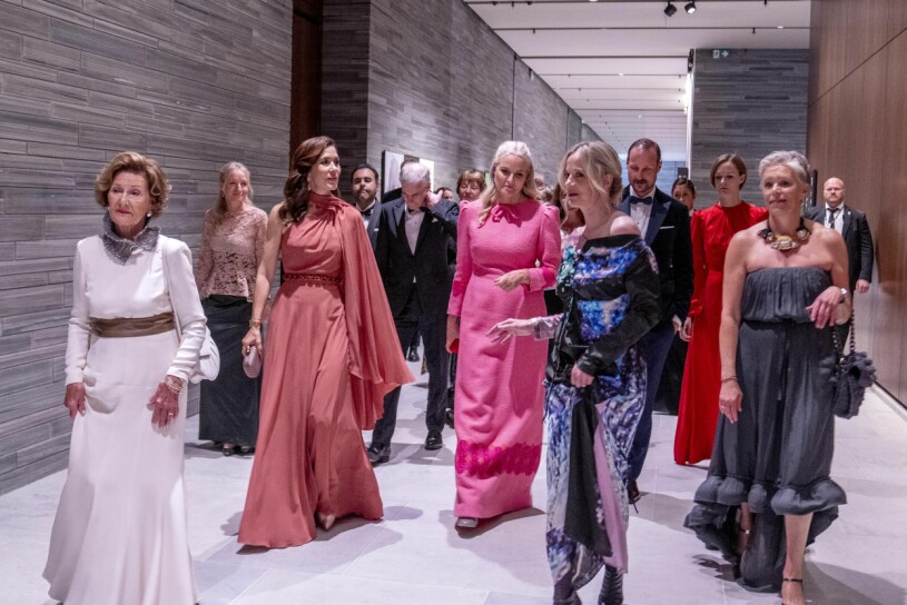 Full pott i kungligheter när nya norska Nasjonalmuseet invigdes med en smokingmiddag. Drottning Sonja, Kronprinsessan Mette-Marit och kronprinsessan Mary vid invigningen av Nationalmuseet i Oslo