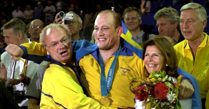 Olympiska spelen i Sydney 2000. Mikael Ljungberg har precis tagit guld och kungen blir så glad att han försöker lyfta upp brottaren...!