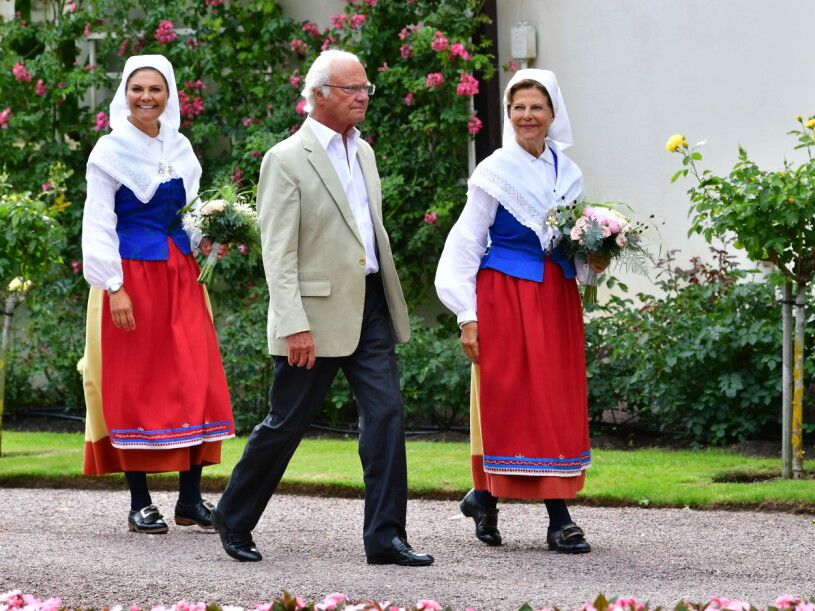 Drottningen och kronprinsessan Victoria i Ölandsdräkt på Solliden i går. Kronprinsessan Victoria Drottning Silvia Ölandsdräkt Årets ölänning