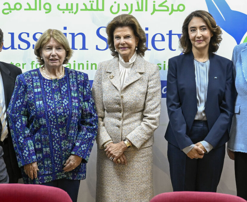 Drottningen med svenska Margareta: Södertäljetjejen som blev jordansk prinsessa och som grundat Al Hussein Society, en tung instans i den jordanska rehabvården. Till höger prinsessan Rym Ali. Statsbesök i Jordanien – drottning Silvia på Al Hussein Society med svenska prinsessan Majda
