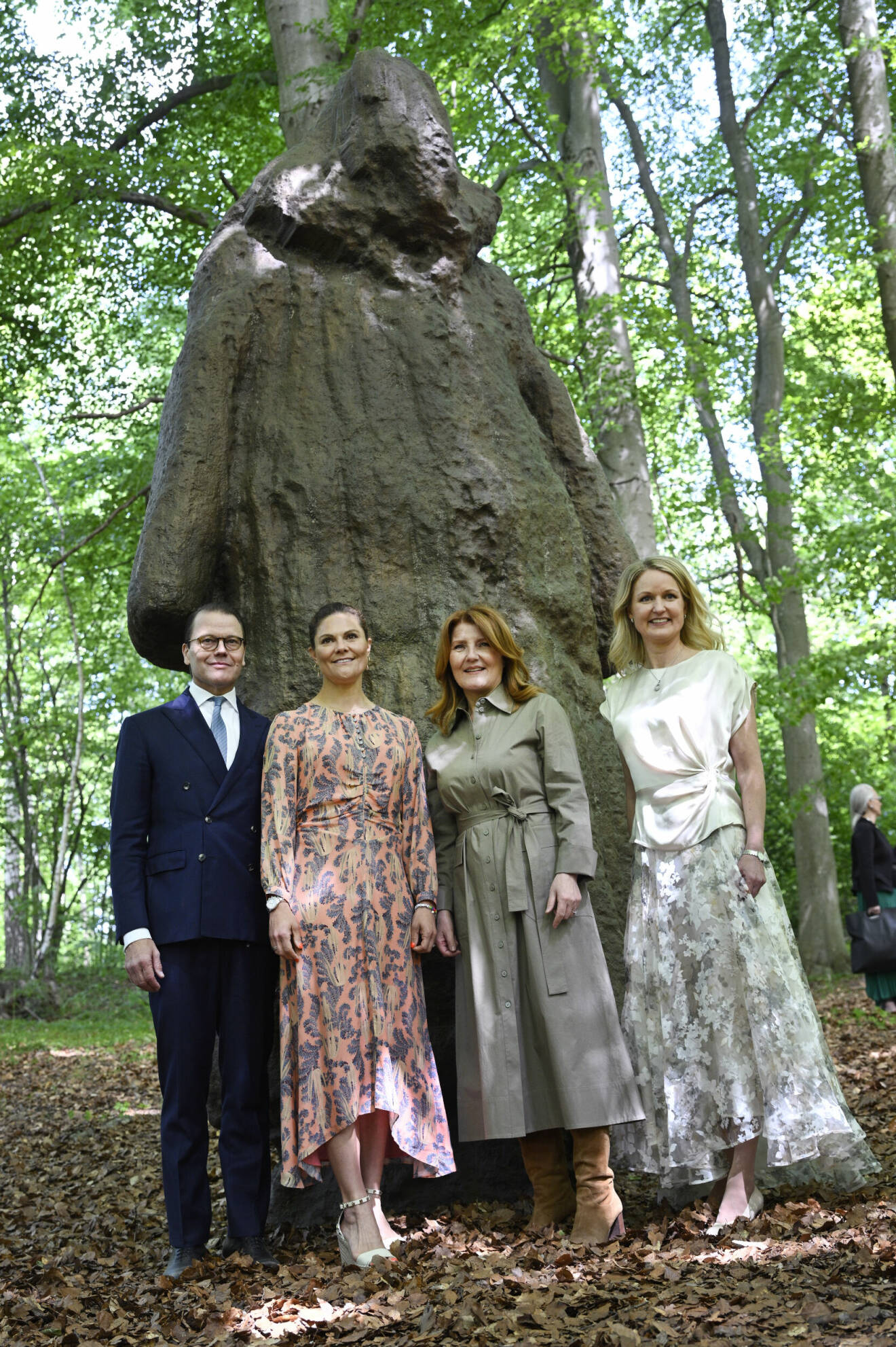 Prins Daniel och kronprinsessan Victoria framför Osagd, som donerats av finansfamiljen Schörling. Till höger konstnären Charlotte Gyllenhammar och Sara Sandström Nilsson, verksamhetsledare för Prinsessan Estelles kulturstiftelse.