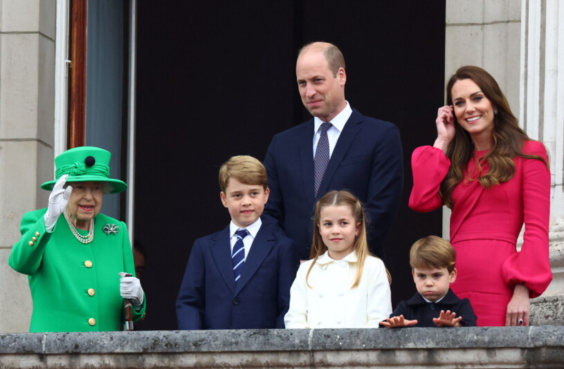 Drottning Elizabeth, Hertiginnan Kate Middleton, prins George, prins William, prins Louis, prinsessan Charlotte på firandet av drottningens 70 år på tronen