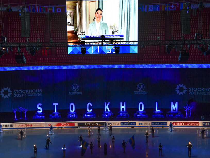 Kronprinsessan på storbildsskärm. Så här såg det ut när den spektakulära invigningsceremonin drog i gång i Ericsson Globe Arena i Stockholm tidigare i kväll. Kronprinsessan Victoria invigning Konståknings-VM 2021Ericsson Globe Arena Globen The ISU World Figure Skating Championships 2021