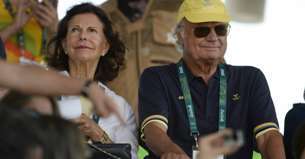 Drottning Silvia älskar sitt Brasilien. Här tittar hon och kung Carl Gustaf på den individuella finalhoppningen vid Olympic Equestrian Centre under OS i Rio de Janeiro. Drottning Silvia och kung Carl Gustaf