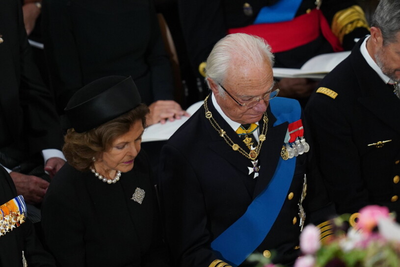Drottning Silvia och kung Carl XVI Gustaf vid begravningen av drottning Elizabeth i Westminster Abbey den 19 september 2022.
