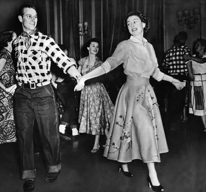 I över sju decennier har han funnits vid sin hustrus sida, i såväl fest som allvar. Här dansar paret folkdans vid ett besök i Kanada.