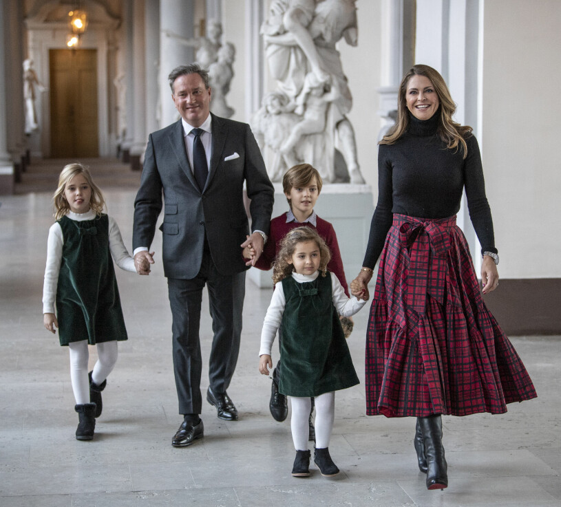 Hela familjen på slottet i förmiddags. Prinsessan Madeleine Chris O’Neill Leonore Adrienne Nicolas slottets julgranar 2021