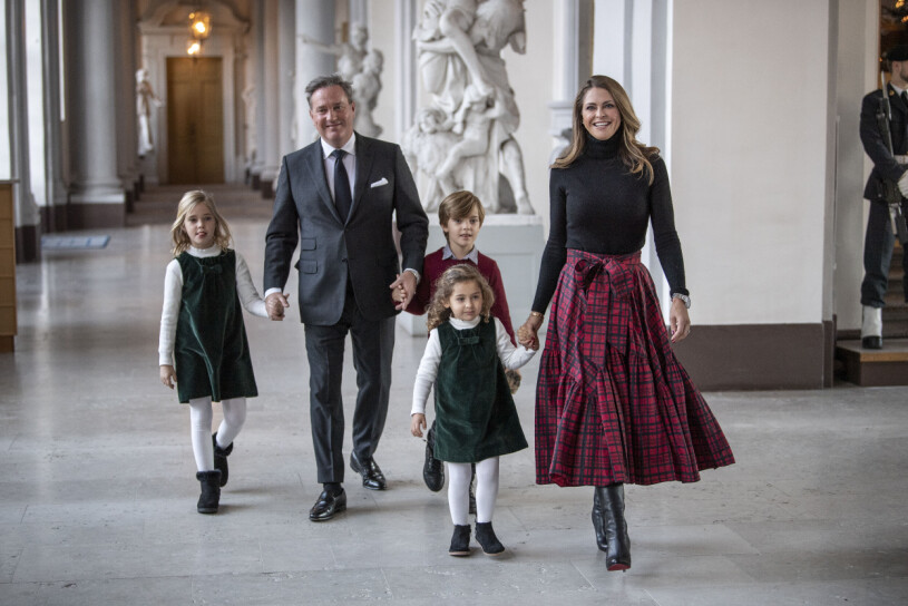 Hela Florida-familjen kommer hem till Sverige för att fira jul! Prinsessan Madeleine, Chris O`Neill och barnen Leonore, Nicolas och Adrienne på väg att ta emot granar inför julfirandet från Skogshögskolans studentkår på Stockholms slott.