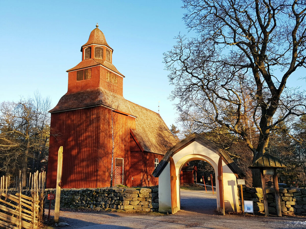 Seglora kyrka på Skansen visade upp sig från sin vackraste sida. Seglora kyrka på Skansen