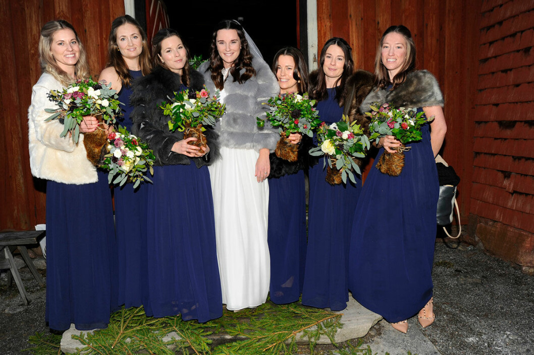 Bruden Pernilla omgiven av sina tärnor Fannie Wickman, Andrea Wickman, Astrid Jansson, Siri Wickman, Filippa Dracke och Gabriella Sjödin. Bruden Pernilla med tärnorna Fannie Wickman, Andrea Wickman, Astrid Jansson, Siri Wickman, Filippa Dracke och Gabriella Sjödin