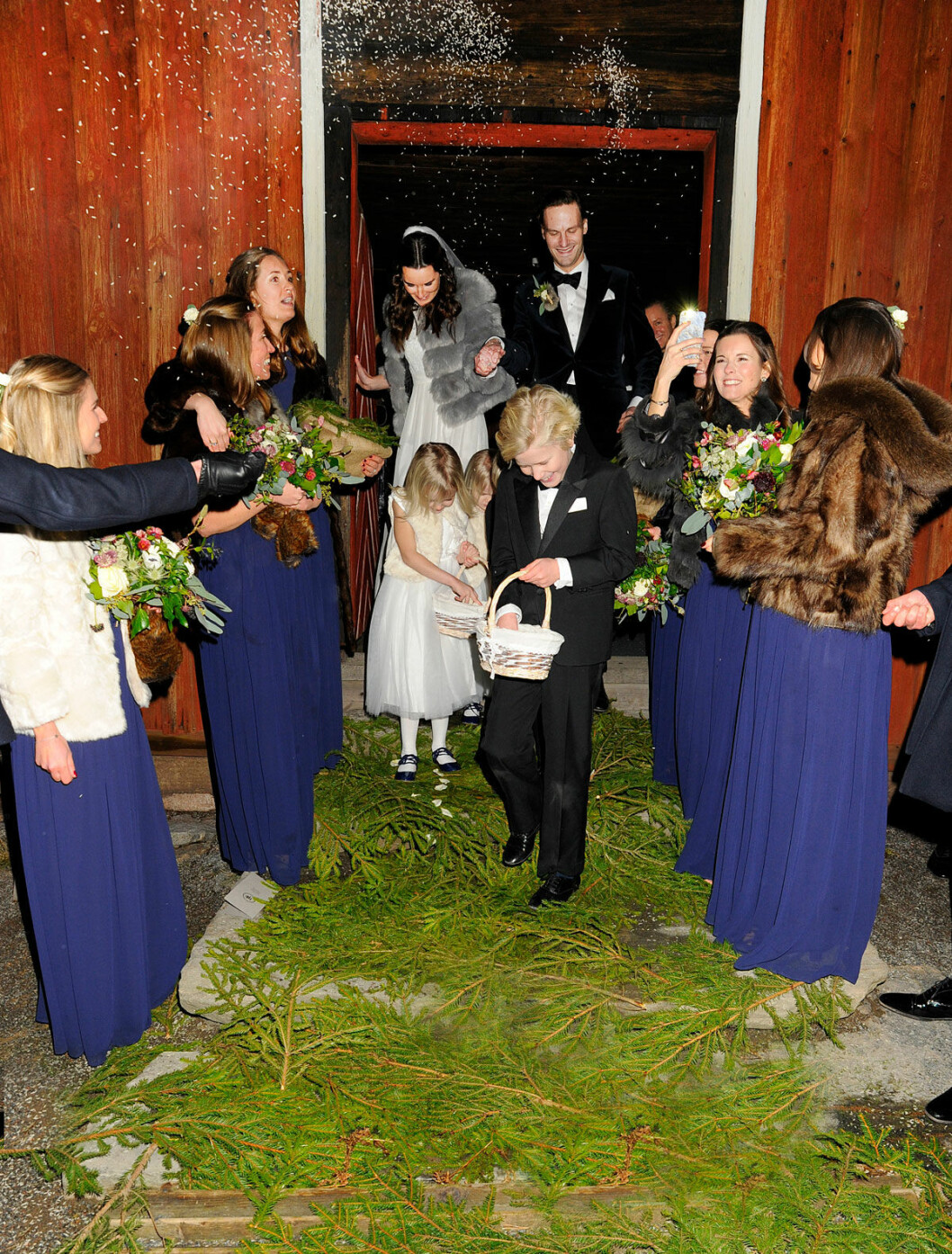 På sedvanligt vis blev det risgryn i bröllopskronan utanför kyrkan! Brudparet