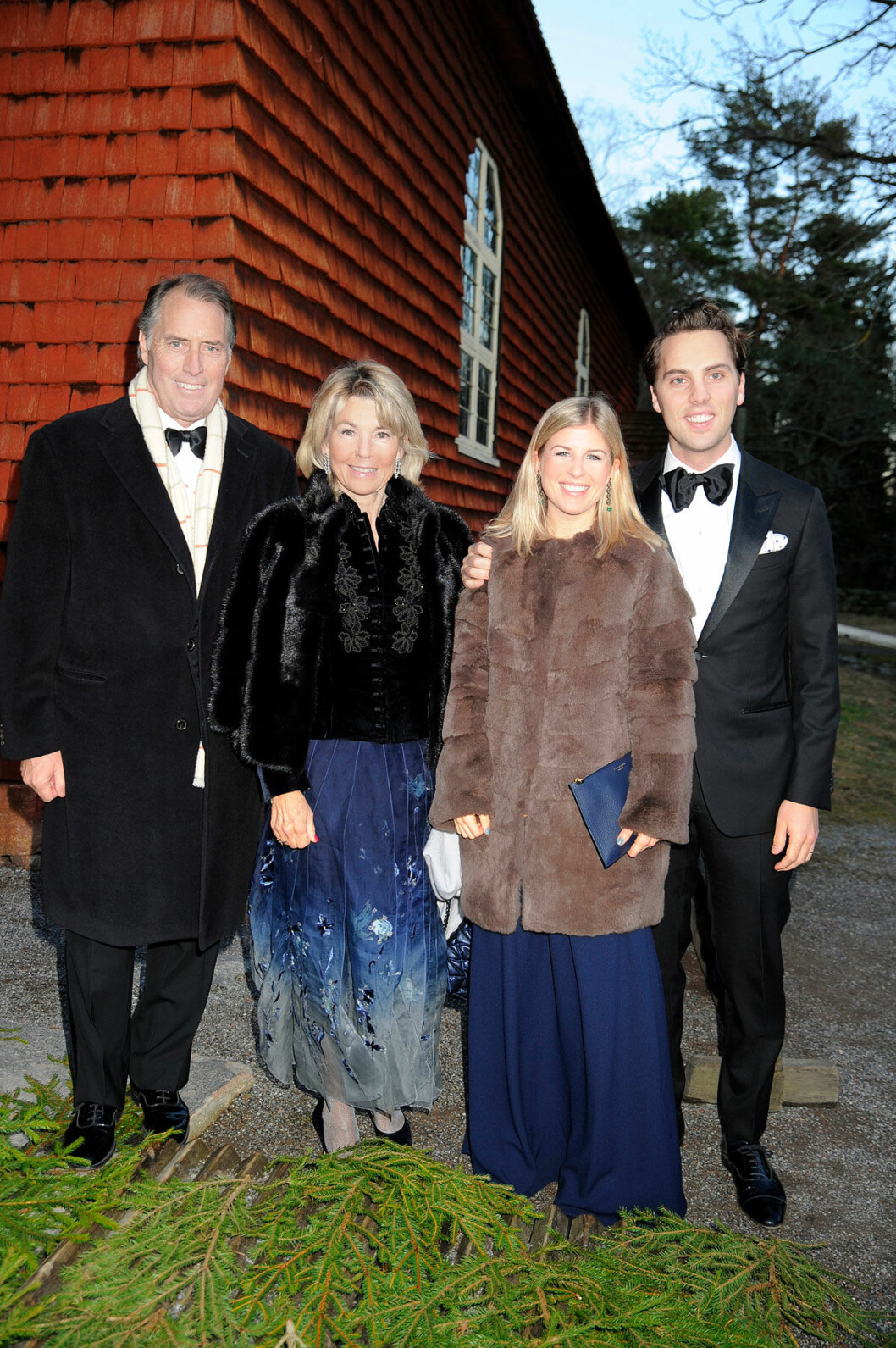 Brudgummens gudmor Agneta Kreuger med sin Lars Abrahamson gjorde sällskap till kyrkan med Lovisa Wallenberg och Henrik Cavalli. Brudgummens Agneta Kreuger, Lars Abrahamson, Lovisa Wallenberg och Henrik Cavalli