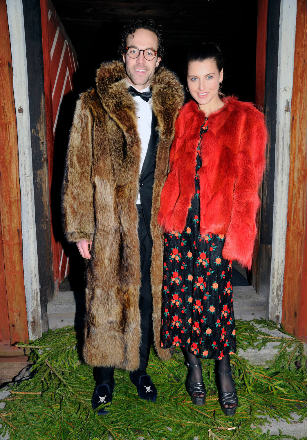 I hellång päls kom Erik Leksell tillsammans med Lovisa Falkenberg, i knallröd pälsjacka. Erik Leksell och Lovisa Falkenberg