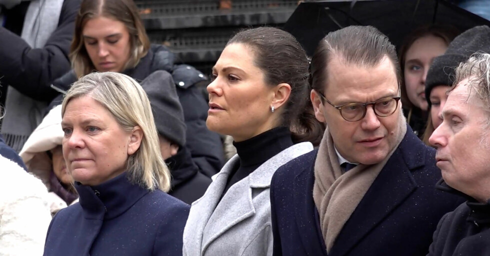 Victoria i tårar bredvid statsministern – fem år efter tragedin på Drottninggatan