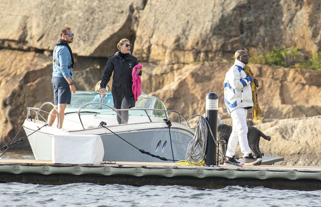 Prinsessan Märtha Louise på båttur i somras med lillebror Haakon och pojkvännen Shaman Durek. Shaman Durek med Harald och Sonja