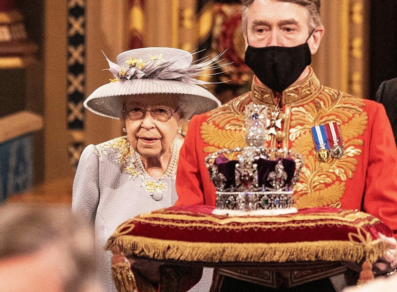 Drottningen och kronan gjorde storstilad entré. Men annars var ceremonierna nertonade. Drottning Elizabeth öppnar parlamentet 2021