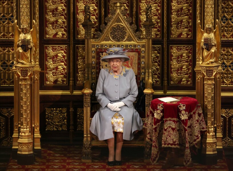 Så tomt vid drottning Elizabeths sida: 95 år och ensam kvar med alla plikterna. Drottning Elizabeth ensam när brittiska parlementet öppnade