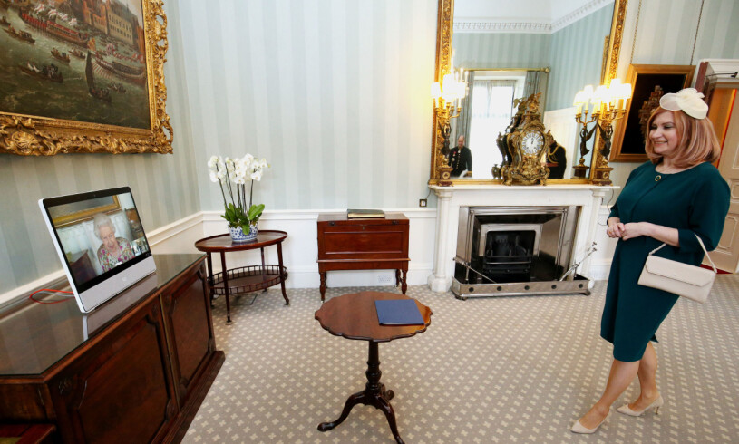 Audiens på Buckingham Palace för Rumäniens chica ambassadör. Drottning Elizabeth Audiens Rumäniens ambassadör