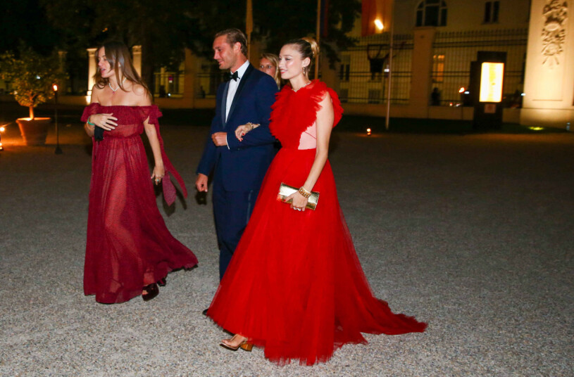 Monacos furstefamilj representerades av Pierre Casiraghi med hustrun Beatrice, som svävade in i en röd tyllklänning från Dior. Pierre Casiraghi och Beatrice Borromeo Klänning Dior