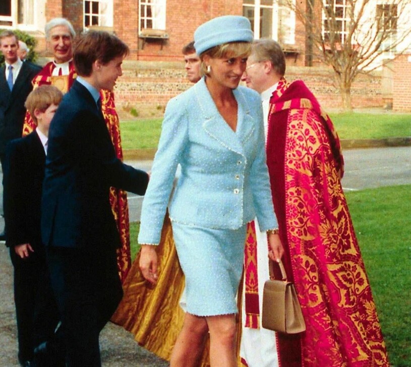 Prinsessan Diana i blekblå Chaneldräkt vid prins Williams konfirmation 1997. Några månader senare omkom hon i bilolyckan i Paris, bara 36 år gammal. Prinsessan Diana Chanel 1997 Prins Williams konfirmation