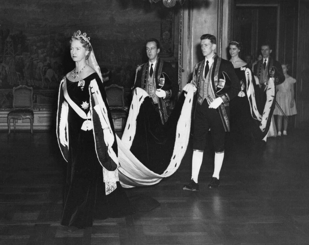 Prinsessan Sibylla passerar Serafimersalongen på väg till Rikssalen för riksdagens högtidliga öppnande. Bakom kammarpagerna kommer prinsessan Margaretha och längst bak prinsessan Christina. Prinsessan Sibylla