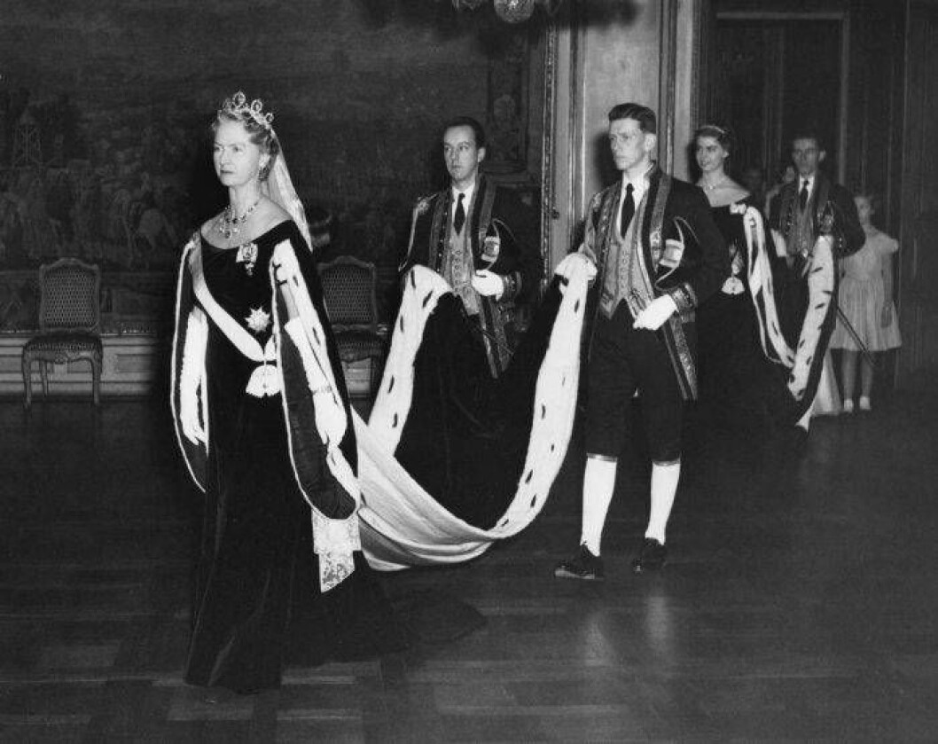 Prinsessan Sibylla passerar Serafimersalongen på väg till Rikssalen för riksdagens högtidliga öppnande. Bakom kammarpagerna kommer prinsessan Margaretha och längst bak prinsessan Christina. Sibylla på Riksmötet
