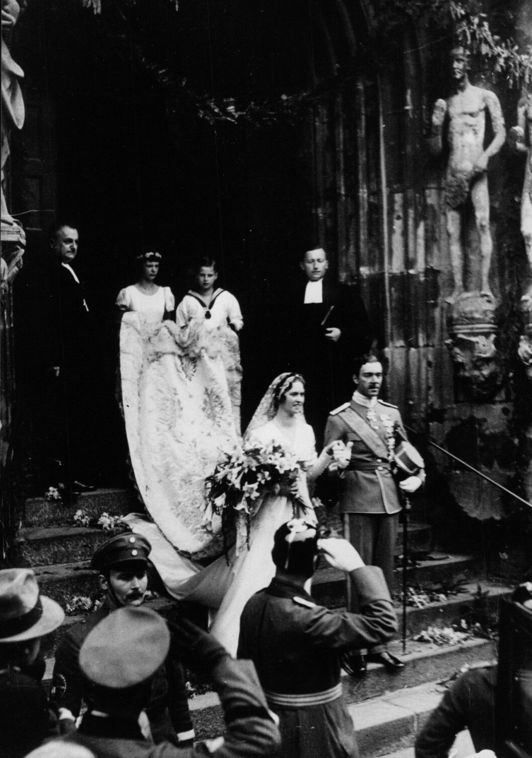 De nygifta tu – prins och prinsessa av Sverige. Prinsessan Sibyllas bröllop