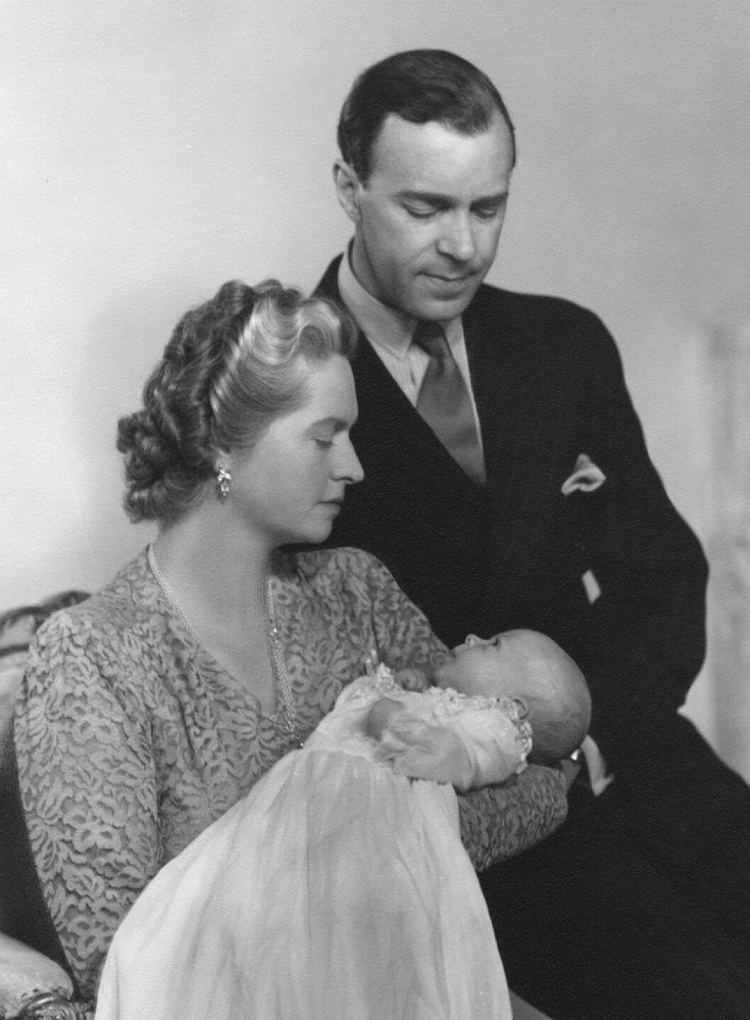 Kungen var bara nio månader gammal när hans far prins Gustaf Adolf omkom i en flygolycka. Här är ett foto taget strax efter kungens födelse 1946. Prins Gustav Adolf och prinsessan Sibylla med prins Carl Gustav 1946.