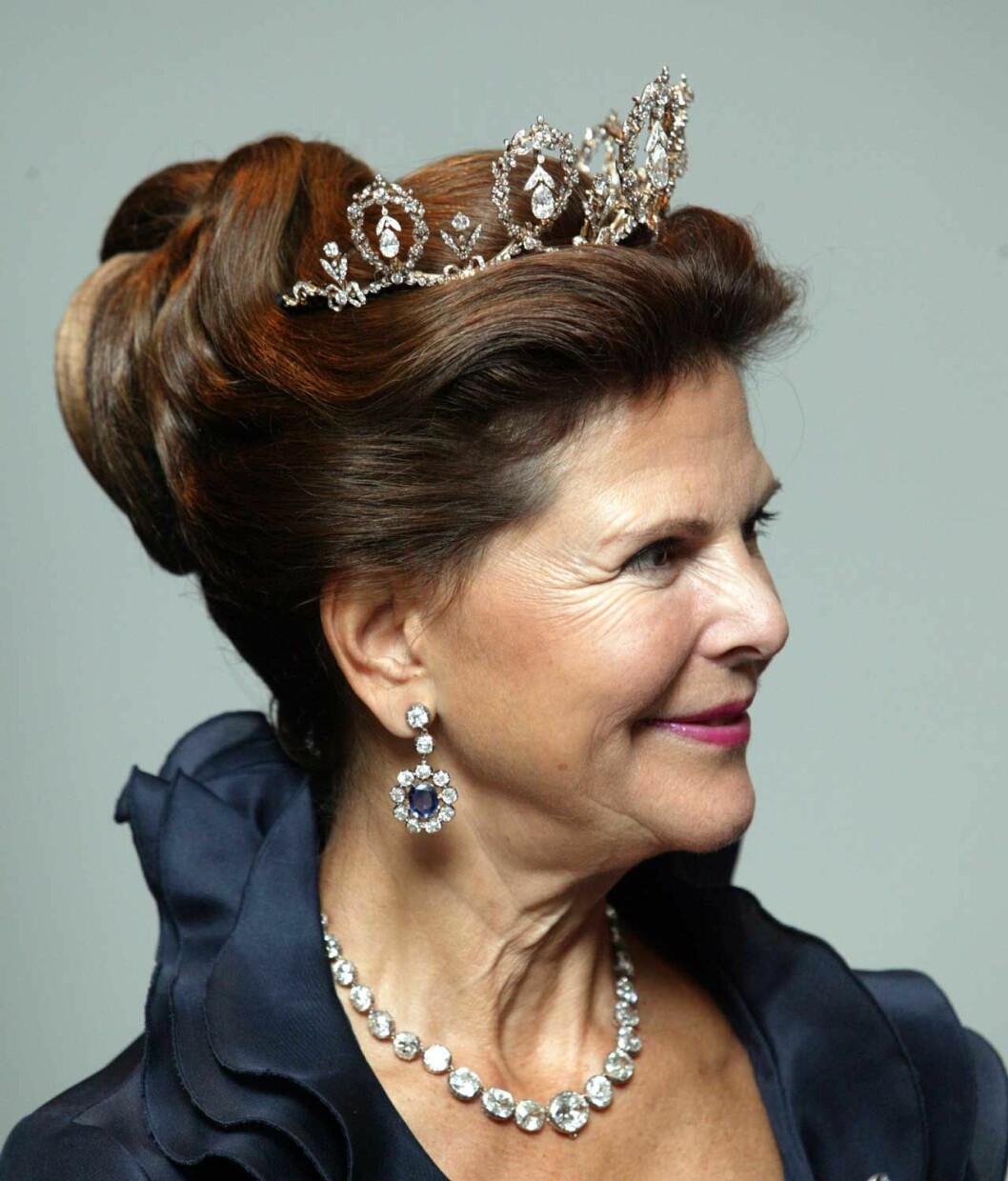 De här dallrande briljanterna är tillverkade år 1904 hos den brittiska hovjuveleraren Garrard. Idag är det ett av de diadem som tillhör kungen privat. Drottning Silvia i Prinsessan Sibyllas diadem som tillhör kungen privat.