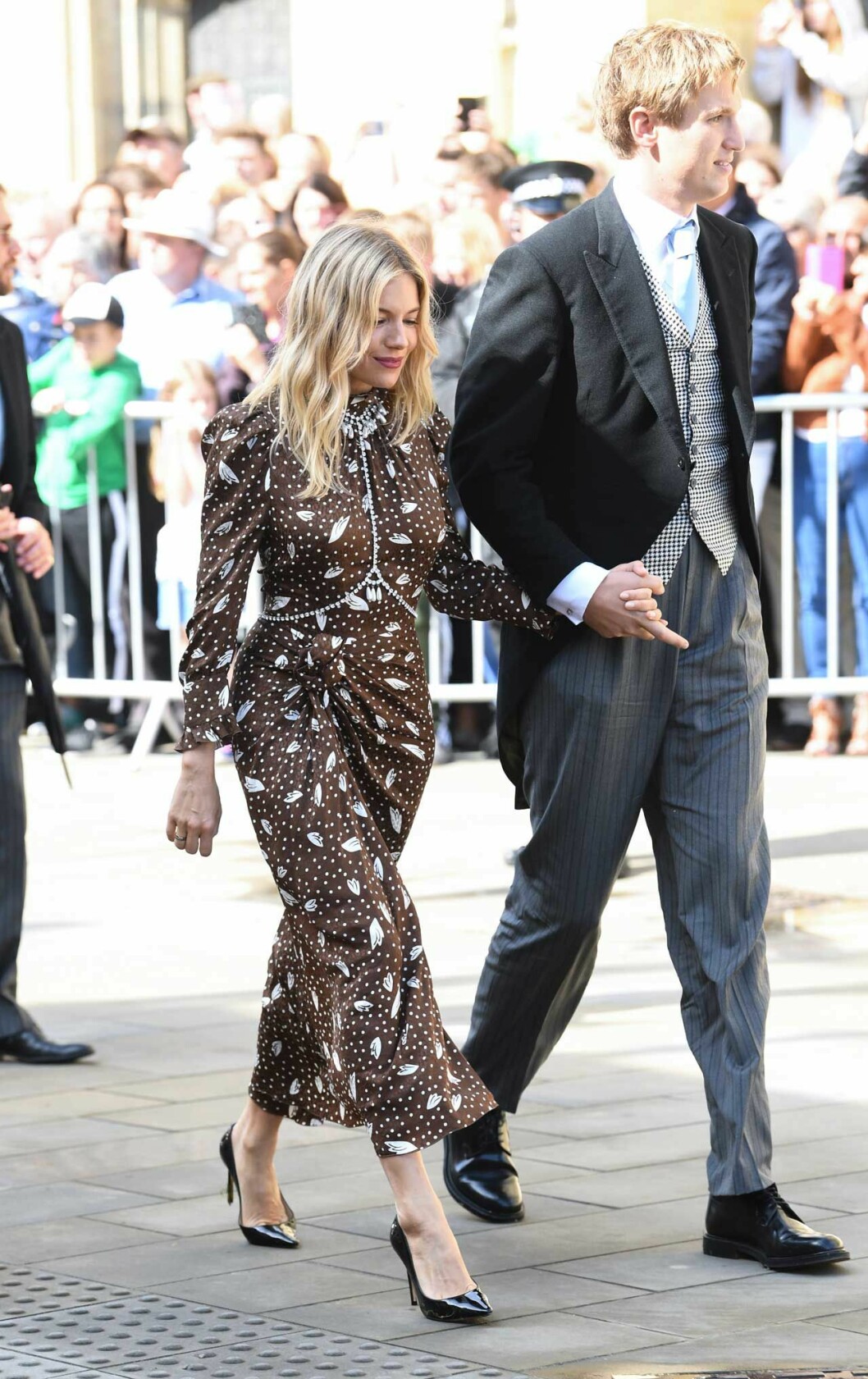 Sienna Miller i klänning från Alessandra Rich. Sienna Miller