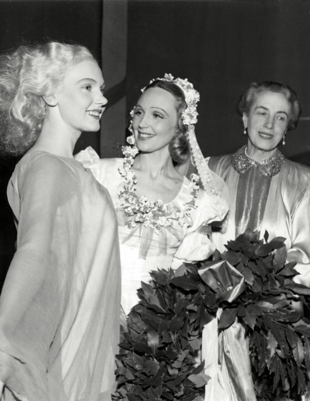 Shakespeares Trettondagsafton med Marianne som Ariel och Inga Tidblad som Viola. Till höger ses Dramatens första kvinnliga chef Pauline Brunius.