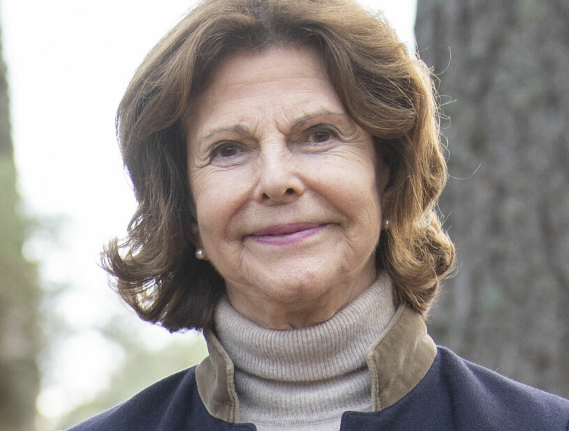 Drottningen kurerar sig hemma på Drottningholm. Drottning Silvia fritidsklädd i polotröja