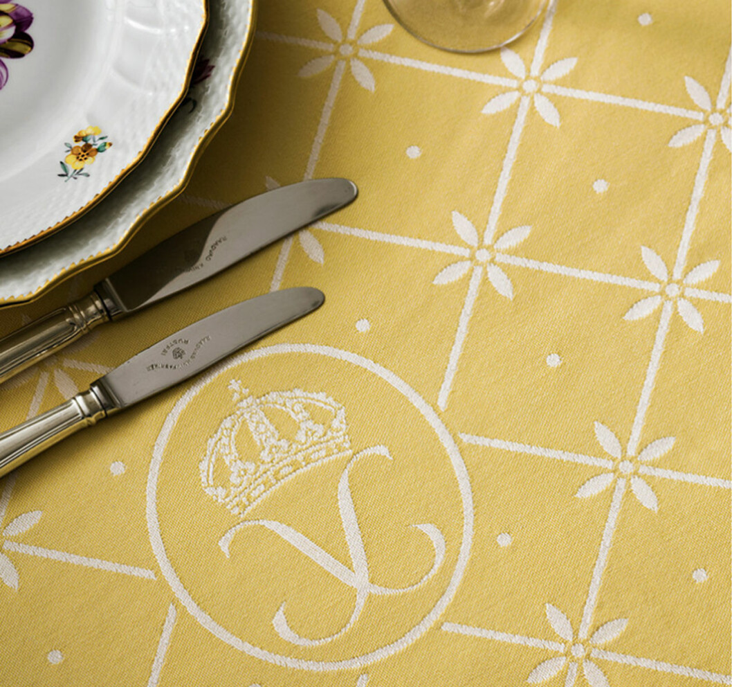 I den unika påskduken har man förstås vävt in drottningens monogram. georg jensen drottning silvia childhood
