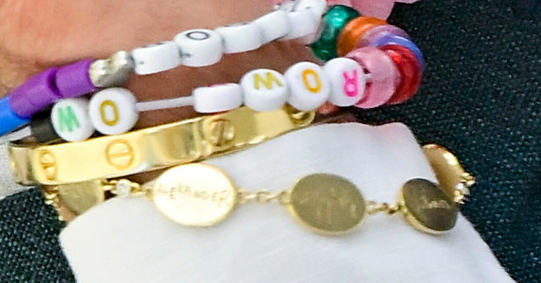 En medaljong för varje barnbarn, och mellan var tredje sitter det en diamant. Drottning Silvias armband