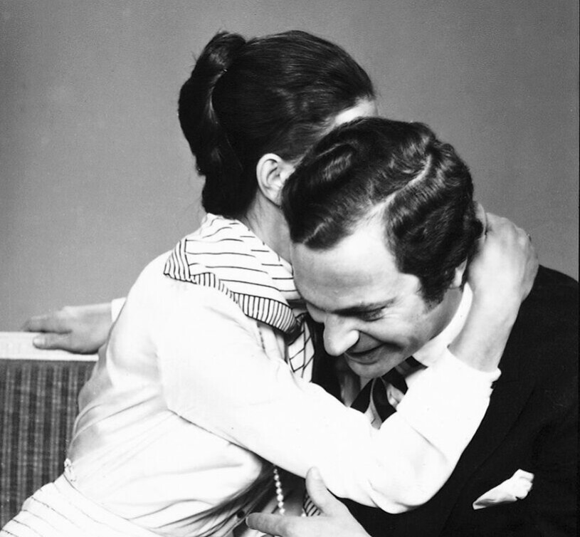 Kärleksbilden du aldrig sett: Kungen och Silvia 1976. Kungen och Silvia kramas