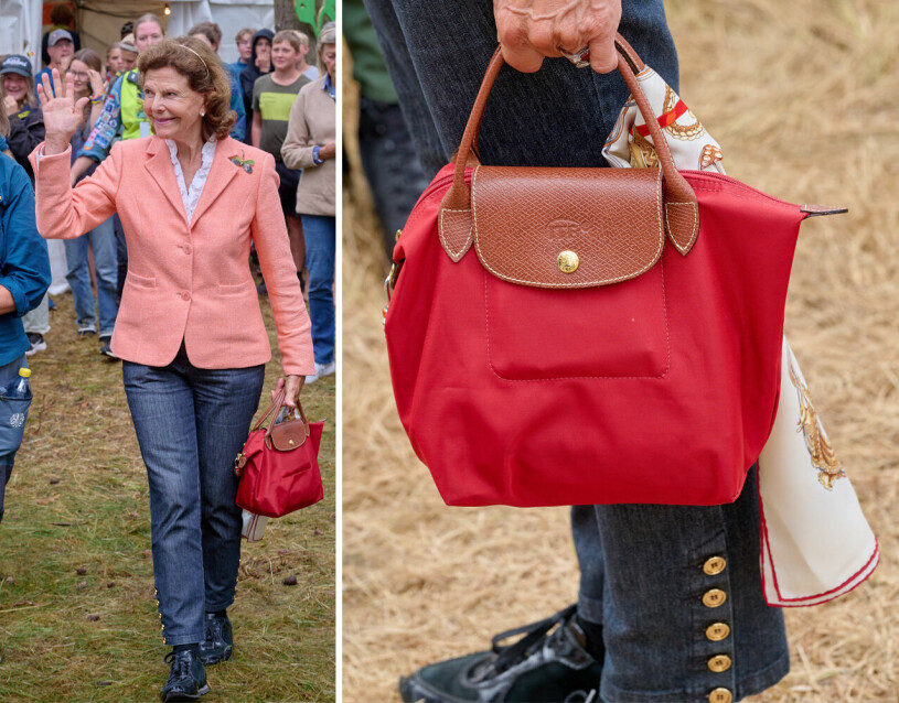 Drottningens designjeans – med mässingsknappar. Väskan är från Longines och Hermésscarfen är knuten runt handtaget. Ett klassiskt Silvia-trick. Drottning Silvia i jeans