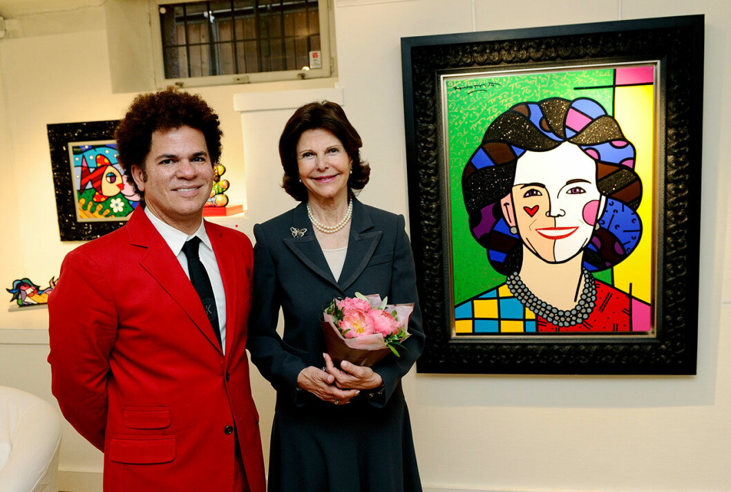 Konstnären Romero Britto och drottning Silvia på en utställning på Galleri Futura i Stockholm, år 2012. Romero Britto drottning silvia