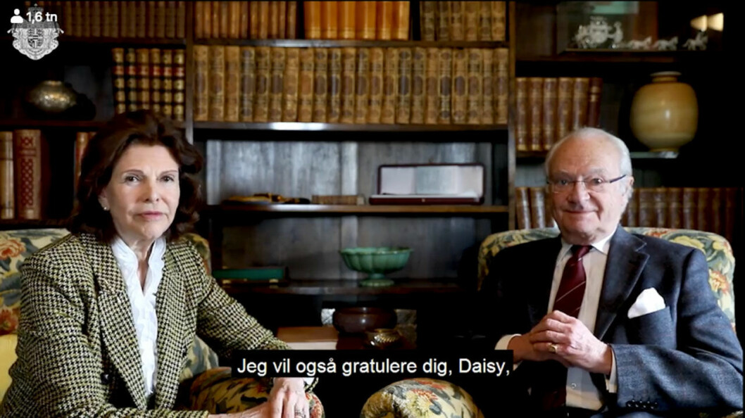 Kungaparet hyllar Margrethe från fåtöljerna i biblioteket på Stenhammar.