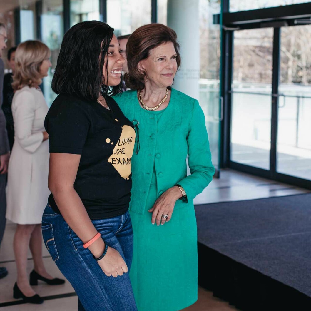 Drottningen med en av Mentors ungdomsambassadörer. Drottning Silvia mötte ungdomsambassadörer från Mentor USA på House of Sweden i Washington.