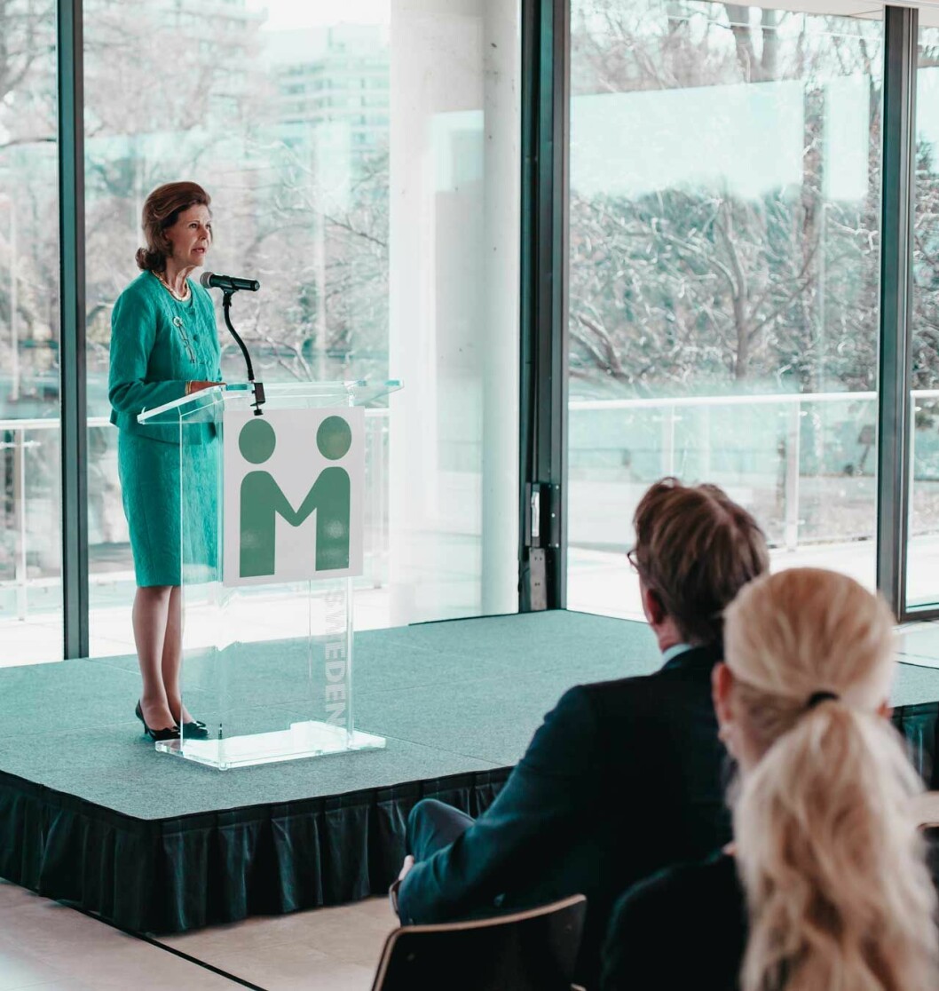 Drottning Silvia håller tal vid ett möte med Mentor USA på House of Sweden i Washington.
