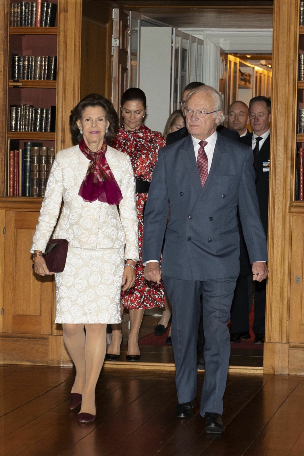 Drottning Silvia matchar sina accessoarer.