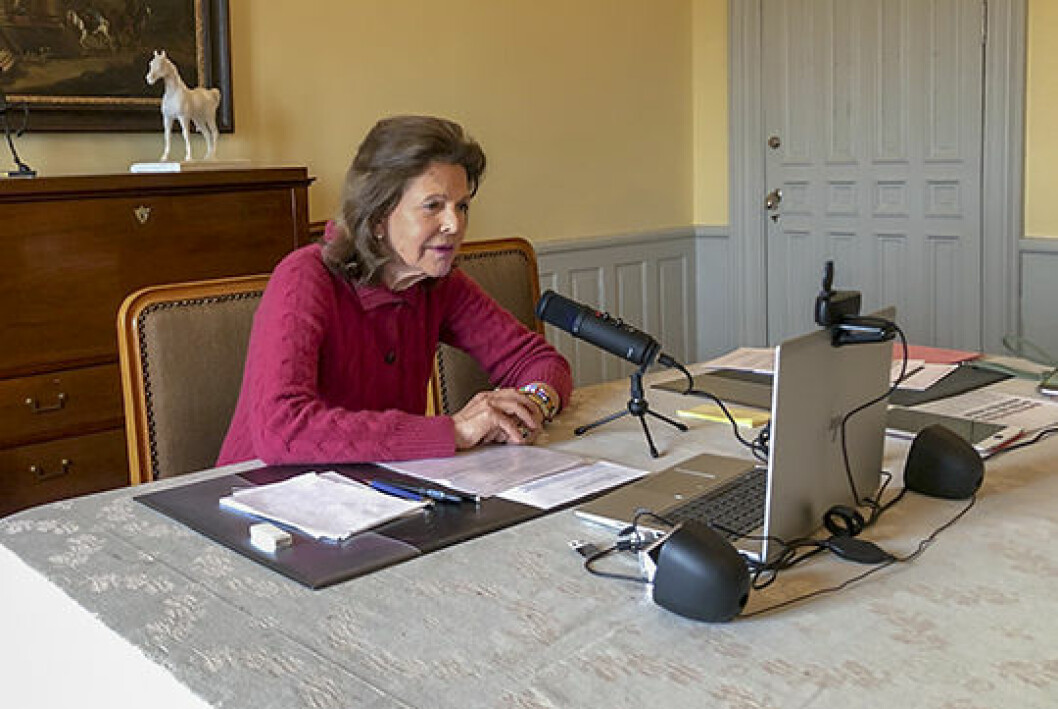 Drottningen i videomöte på Stenhammars slott. Silvia