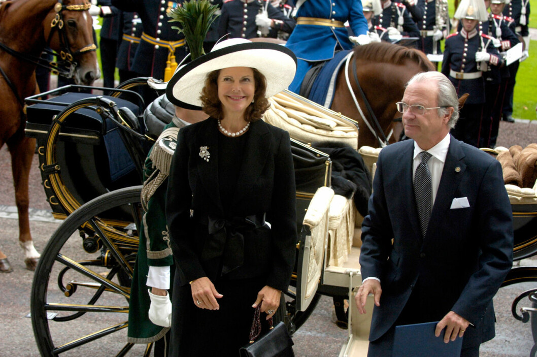 Drottning Silvia med diamantbroschen på bröstet, året är 2006. Silvia