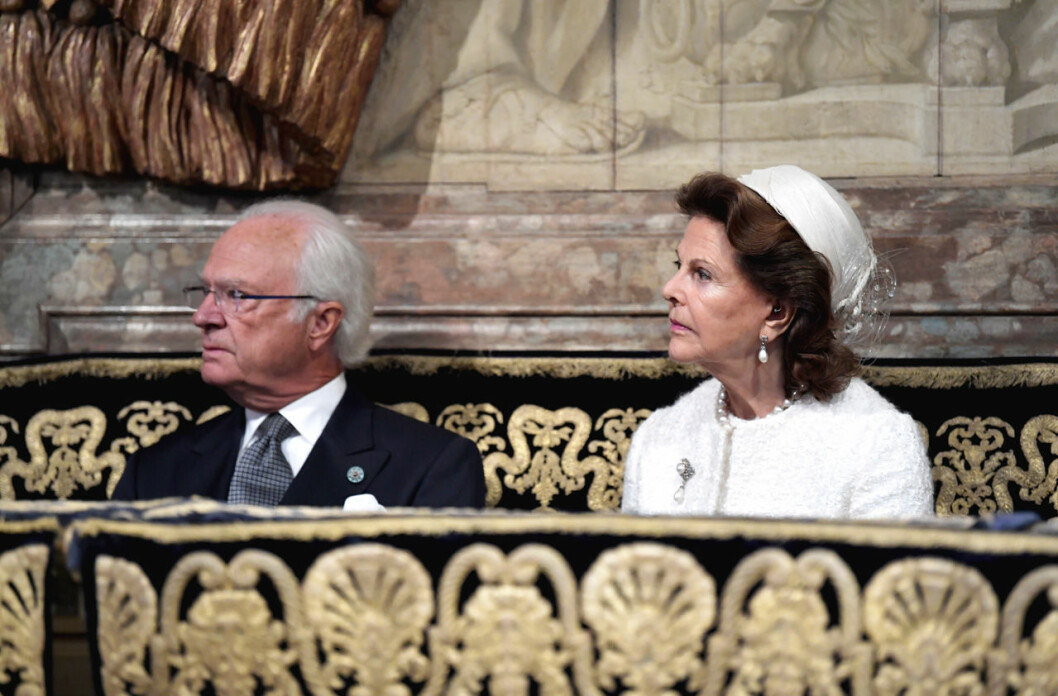Silvia med oärlbroschen på bröstet. Under Riksmötet 2020. Silvia
