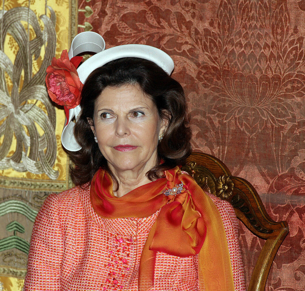Silvia i vit hatt